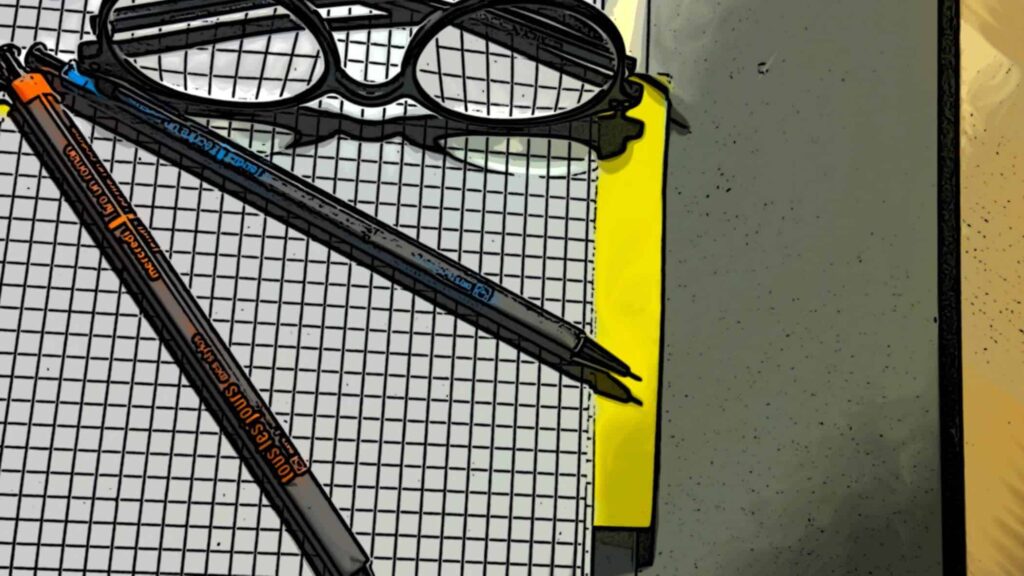 Brille und Stifte übern Notizbuch